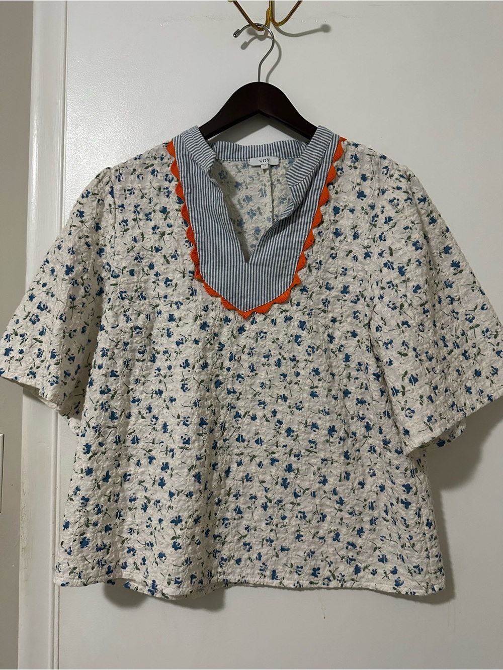 VOY White and Blue Floral Quilted Split-Neck Top with Orange Trim